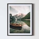 Poster tablou cu barca pe lac in mijlocul naturii la munte si padure, postere perete, postere pereti, postere mari de perete, tablou poster, postere inramate, postere bucuresti, tablouri scandinave, poster 50x70, tablouri, postere romania, tablouri moderne, design interior