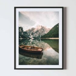 Poster tablou cu barca pe lac in mijlocul naturii la munte si padure, postere perete, postere pereti, postere mari de perete, tablou poster, postere inramate, postere bucuresti, tablouri scandinave, poster 50x70, tablouri, postere romania, tablouri moderne, design interior