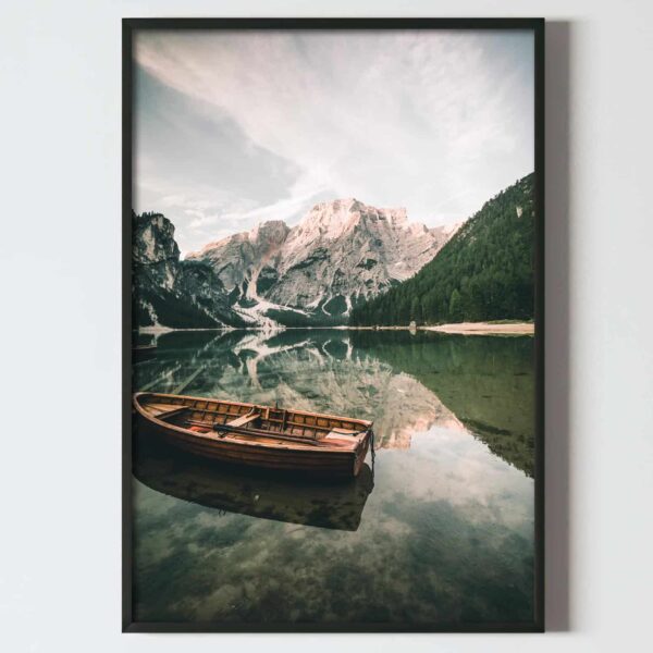 Poster tablou cu barca pe lac in mijlocul naturii la munte si padure, postere perete, postere pereti, postere mari de perete, tablou poster, postere inramate, postere bucuresti, tablouri scandinave, poster 50x70, tablouri, postere romania, tablouri moderne, design interior