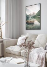 living scandinav cu canapea bej si poster natura munte si barca pe lac, postere perete, postere pereti, postere mari de perete, tablou poster, postere inramate, postere bucuresti, tablouri scandinave, poster 50x70, tablouri, postere romania, tablouri moderne, design interior