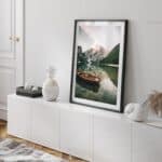 Poster tablou living cu barca pe lac in mijlocul naturii la munte si padure, postere perete, postere pereti, postere mari de perete, tablou poster, postere inramate, postere bucuresti, tablouri scandinave, poster 50x70, tablouri, postere romania, tablouri moderne, design interior