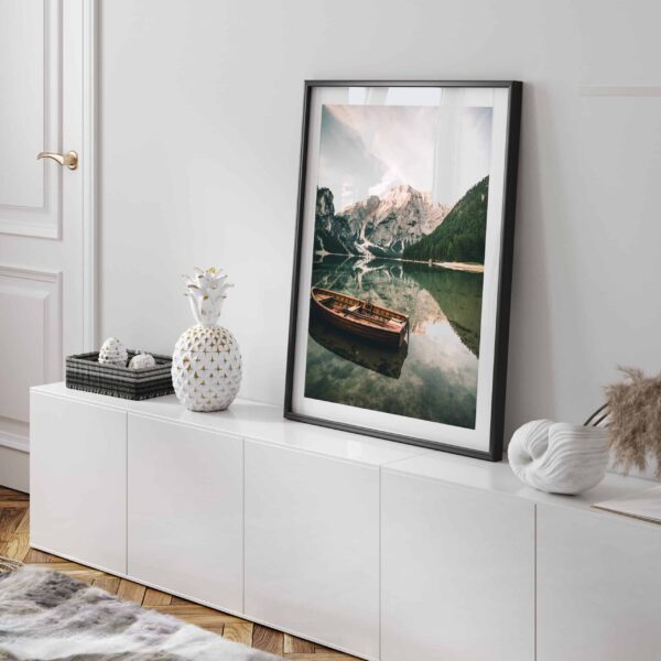 Poster tablou living cu barca pe lac in mijlocul naturii la munte si padure, postere perete, postere pereti, postere mari de perete, tablou poster, postere inramate, postere bucuresti, tablouri scandinave, poster 50x70, tablouri, postere romania, tablouri moderne, design interior