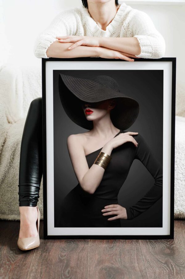 Poster tablou perete femeie cu palarie, postere perete, postere pereti, postere mari de perete, tablou poster, postere inramate, postere bucuresti, tablouri scandinave, poster 50x70, tablouri, postere romania, tablouri moderne, design interior