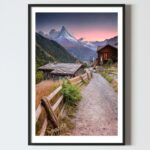 Poster tablou perete : peisaj cu muntele Matterhorn cu poteca si 2 cabane de lemn, postere perete, postere pereti, postere mari de perete, tablou poster, postere inramate, postere bucuresti, tablouri scandinave, poster 50x70, tablouri, postere romania, tablouri moderne, design interior