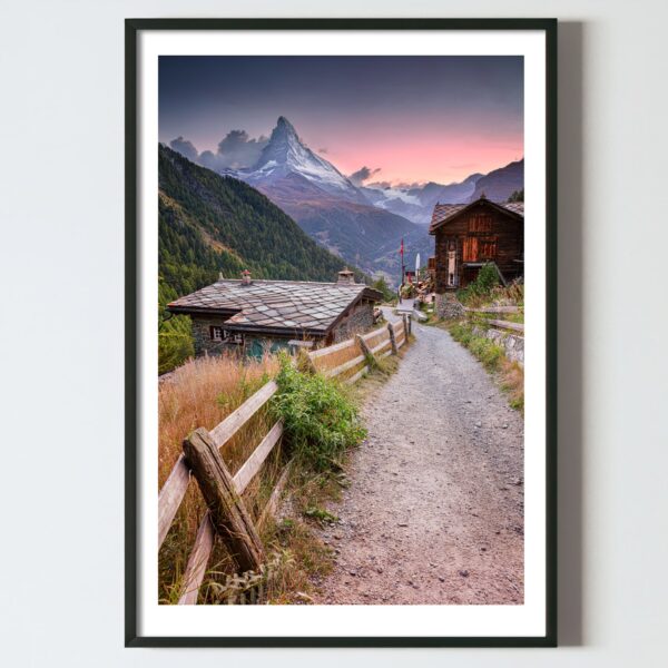 Poster tablou perete : peisaj cu muntele Matterhorn cu poteca si 2 cabane de lemn, postere perete, postere pereti, postere mari de perete, tablou poster, postere inramate, postere bucuresti, tablouri scandinave, poster 50x70, tablouri, postere romania, tablouri moderne, design interior